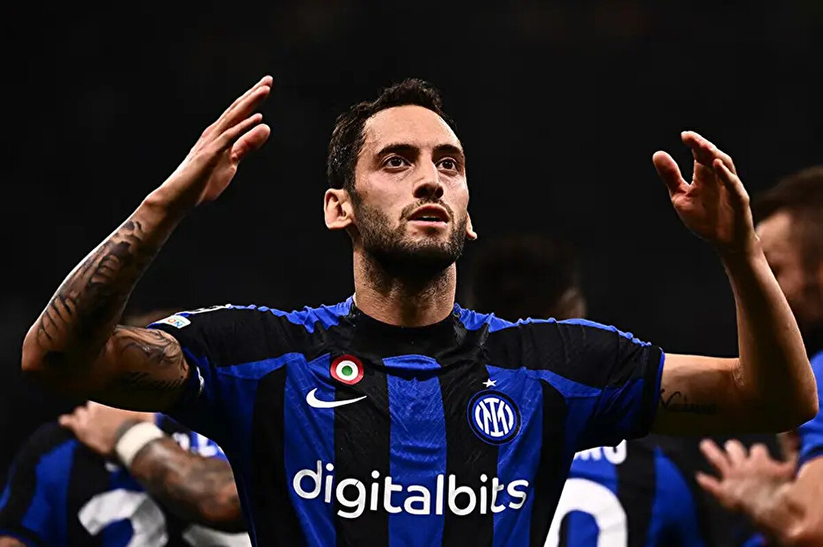 Inter'den ayrılması gündemde olan Hakan Çalhanoğlu'nun adı Galatasaray ile anılırken, milli futbolcu rotasını Fenerbahçe'ye kırdı.<br><br>