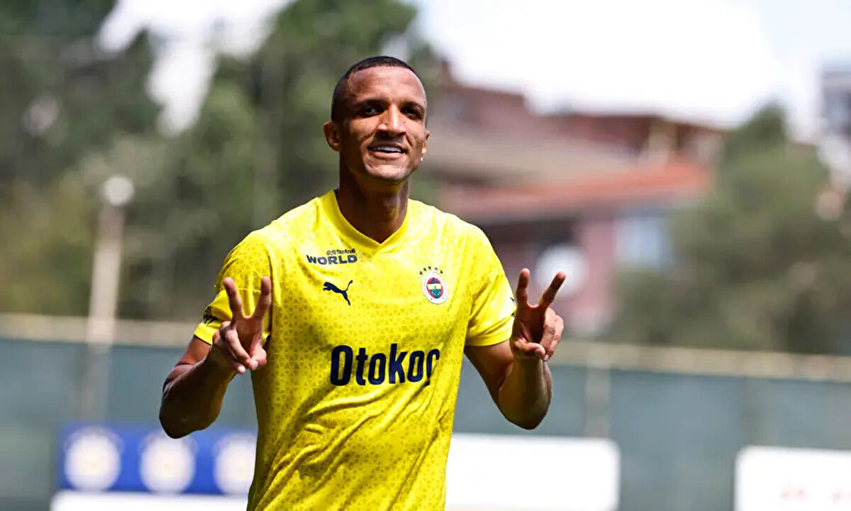 TRT Spor'da yer alan habere göre, Brezilyalı savunmacının takımla çalışmalara başlaması 2 ayı bulacak.<br><br>