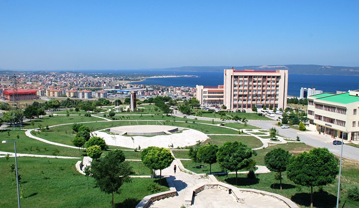 <br><br>46. ÇANAKKALE ONSEKİZ MART ÜNİVERSİTESİ<br>Makale puanı: 107.01<br>Atıf puanı: 108.53<br>Bilimsel doküman puanı: 105.94<br>Doktora puanı: 99.92<br>Öğretim üyesi / öğrenci puanı: 58.64<br>Uluslararası iş birliği puanı: 57.28<br>Yurtiçi iş birliği puanı: 41.53<br>TÜBİTAK proje puanı: 22.60<br>Toplam puan: 601.44<br>