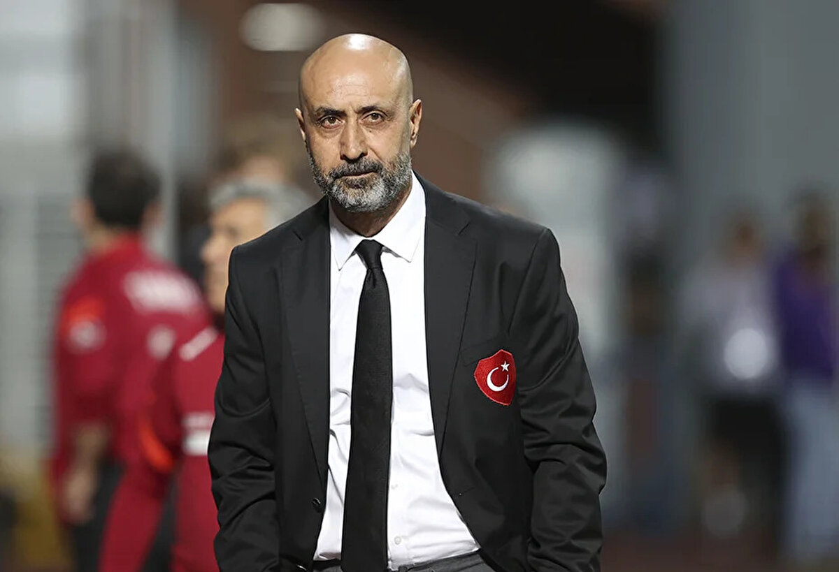 Haziran'ın 15'in de böyle bir oyuncuyu Galatasaray'ın bünyesine katması büyük bir transfer başarısı. Fenerbahçe ondan daha iyi oyuncular almalı ki bu yarışın içinde olmalı."<br><br>
