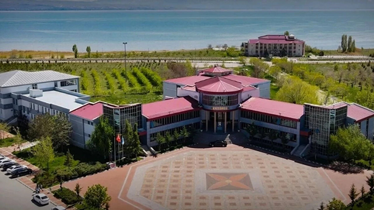 <br><br>31. VAN YÜZÜNCÜ YIL ÜNİVERSİTESİ<br>Makale puanı: 117.95<br>Atıf puanı: 122.06<br>Bilimsel doküman puanı: 119.58<br>Doktora puanı: 111.33<br>Öğretim üyesi / öğrenci puanı: 72.42<br>Uluslararası iş birliği puanı: 68.01<br>Yurtiçi iş birliği puanı: 48.30<br>TÜBİTAK proje puanı: 14.24<br>Toplam puan: 673.88<br>