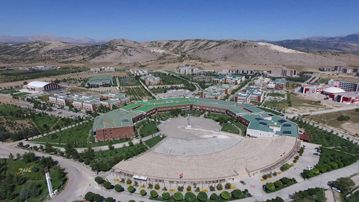 <br><br>30. SÜLEYMAN DEMİREL ÜNİVERSİTESİ<br>Makale puanı: 114.44<br>Atıf puanı: 129.82<br>Bilimsel doküman puanı: 118.74<br>Doktora puanı: 125.50<br>Öğretim üyesi / öğrenci puanı: 50.00<br>Uluslararası iş birliği puanı: 68.14<br>Yurtiçi iş birliği puanı: 48.44<br>TÜBİTAK proje puanı: 20.25<br>Toplam puan: 675.34<br>