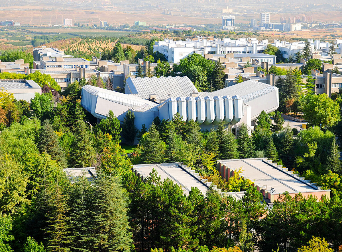 <br><br>2. HACETTEPE ÜNİVERSİTESİ<br>Makale puanı: 163.59<br>Atıf puanı: 166.16<br>Bilimsel doküman puanı: 175.40<br>Doktora puanı: 183.68<br>Öğretim üyesi / öğrenci puanı: 61.17<br>Uluslararası iş birliği puanı: 96.46<br>Yurtiçi iş birliği puanı: 69.75<br>TÜBİTAK proje puanı: 32.44<br>Toplam puan: 948.64<br>