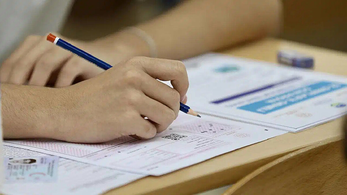 Üniversite hayali kuran binlerce aday için en kritik dönemlerden biri olan YKS tercih süreci başlıyor. Sınav maratonunu geride bırakan öğrenciler şimdi de puanlarına, başarı sıralamalarına ve hedeflerine en uygun üniversite ve bölümleri seçme aşamasına geçti. Ancak bu süreçte en çok merak edilen konuların başında “YKS’de kaç tercih hakkı var?”, “Tercihler ne zaman başlıyor?” ve “Tercih yaparken nelere dikkat edilmeli?” soruları geliyor. Çünkü tercih listesinde yapılacak küçük bir hata bile yıllar sürecek bir eğitim hayatını doğrudan etkileyebilir. Bu nedenle adayların, tercihlerini yapmadan önce süreci iyi anlamaları büyük önem taşıyor.