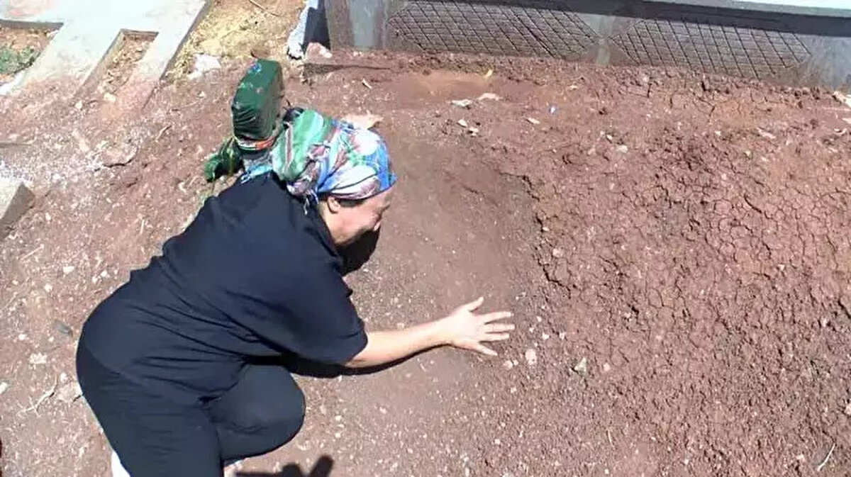 Babası dayak yerken seyretmiş <br><br>İlayda'nın 7 ay boyunca C.A. tarafından şiddet gördüğünü söyleyen annesi Hülya Alkaş, şunları öne sürdü:<br><br>"İlaydam katili ile 2024 yılı Ekim ayında tanıştı, kasım ayında da evlendi. Resmi nikah yapmadılar. Kızım beni arayıp, 'ben o evde şiddet görüyorum. Benim adıma bankaları patlatmak istiyorlar.<br><br>Bunlar silah kaçakçısı. Anne evlerinde, tavanlarında silah doludur. Bunların kokain tezgahları var. Anne lütfen gel, beni kurtar' dedi.<br><br>Ben de kızımı sivil polis arkadaşlarla gidip getirdim. 5 gün kadın sığınma evinde kaldık.<br><br>7 ay boyunca kızım o evde hapisteymiş gibi yaşadı.<br><br>Kızımı hiçbir şekilde dışarıya çıkarmamıştı. Kızımı kapıya ve pencereye bile çıkarmamışlar.<br>Kızım o evde kölelik hayatı, hizmetçilik hayatı yaşadı. Çünkü bunlar çete insanlar, mafya insanlar.<br><br>Kızım biz de kaldıktan sonra babası zorlayarak ve tehdit ederek tekrar evine geri gönderdi.<br><br>Kızım babasına, 'baba ne olur beni dinle, beni dinle' diyordu. Babası zaten kaynanasıyla iş birliği içindeydi ve sürekli telefonla konuşuyordu."