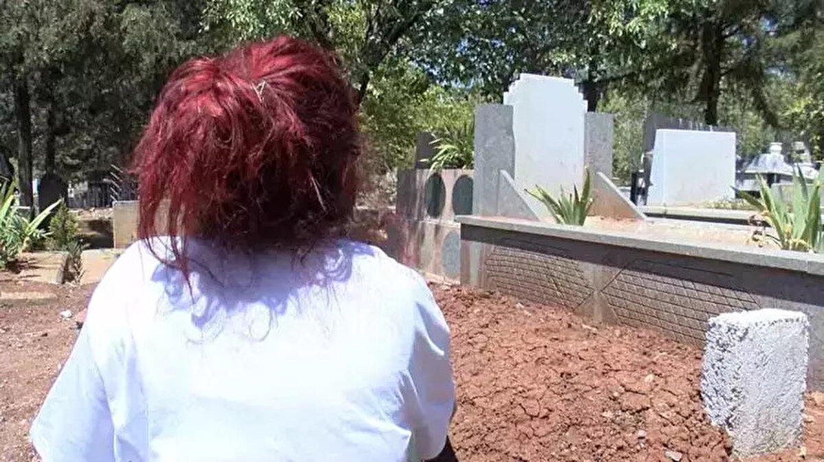 Peş peşe değil, çok ateş etti. Ondan sonra ben de yere düştüm. Diğer kızım da merdivenden çıkıyor, ona da sıkmış. Benim İlayda'm yerdeydi, kanlar içindeydi. C.A. onu katletti. Katili C.A. Lütfen bütün Türkiye İlayda'nın sesini duyun. İlayda'nın kanı yerde kalmasın. Sayın savcım, hakimim, Sayın Cumhurbaşkanım, sizden ricam kızım burayı hak etmedi. Kızım bu ölümü hak etmedi. İlayda Alkaş ölümsüzdür. İlayda cennet kuşumdur. Kızımın hayalleri, umutları vardı. Bana, 'ben üniversiteye gideceğim. Ebe olacağım' derdi. Benim kızımdan ne istediler? Ben kızımı koruyamadım. Keşke kızımın üstüne atlasaydım. Kurşun bana değseydi, ben ölseydim. 2 tane göğsün sol tarafına, kalbine ve bacaklarına vurmuştu" diye konuştu.