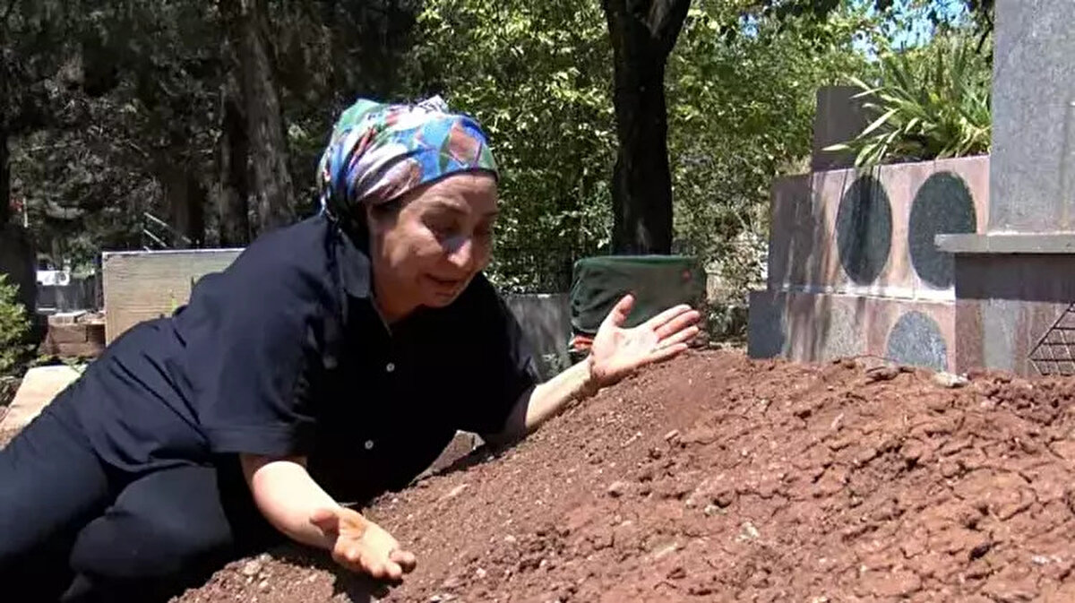 "Kızımın ölümünden babası da sorumlu"<br><br>Kızının ölümünden eşi M.A.'nın da sorumlu olduğunu iddia anne Alkaş, "Mayıs ayında gece saat 01.00 civarıydı. Kapım çalındı. Bir baktım İlayda ve babası. İlayda'nın gözü mosmor, yüzü şiş içindeydi. Ne olduğunu sorunca babası, İlayda'nın kendi kendini dövdüğünü söyledi. Ben de 'kendini nasıl döver, öyle bir şey nasıl olur' dedim. Eşim çıkınca, kızım bana kaynanasının şekerliği kafasında kırdığını, görümcesi ve eşinin öldüresiye tekme tokatla dövdüğünü söyledi. İlayda, o esnada babasının orada olduğunu ve 4'üncü kattan atlamaya çalıştığını, babasından kendisini kurtarmasını istediğini söylemiş. Fakat babası, kızıma 'kendini aşağı at' demiş. Babası onu dövdükleri zaman bile 'ben karışmıyorum, ben ilgilenmiyorum. Öldürüyorsanız öldürün' demiş. Kızımın ölümünden babası da sorumludur. Kızım bana kendisini kurtarmamı, bu şehirden gitmek istediğini söyledi. Taksiyle Batman'a gittik. Batman'dan uçakla İzmir'e gittik. İzmir'de 20 gün kaldık. 20 gün kaldıktan sonra kızım dedi ki 'Anne Antalya'ya gidelim.' Antalya'da da kaldık. Bunlar sürekli İlayda'yı arayıp, ölümle tehdit ediyorlardı" dedi.