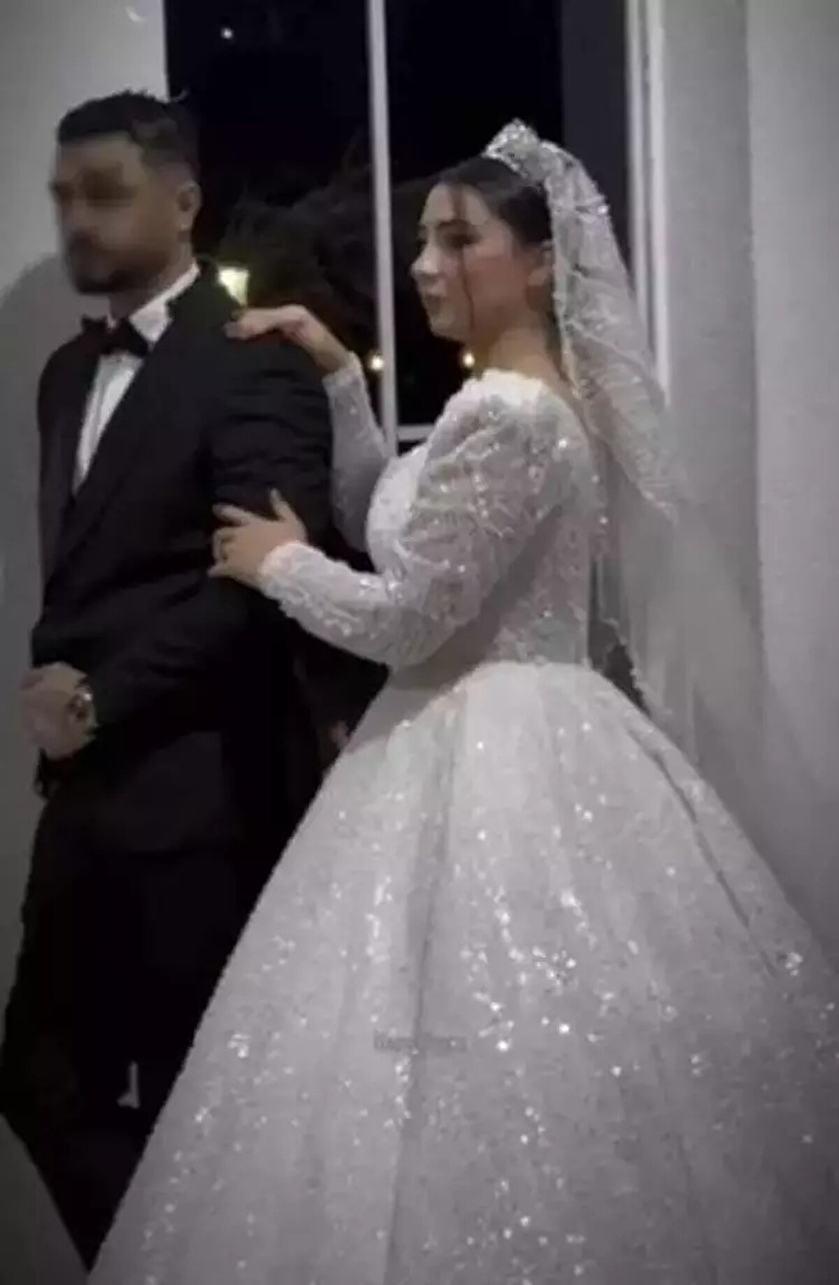 "Tehdit ederek tekrar evine gönderdi"<br><br>İlayda'nın 7 ay boyunca C.A. tarafından şiddet gördüğünü belirten annesi Hülya Alkaş, "İlayda'm katili ile 2024 yılı Ekim ayında tanıştı, kasım ayında da evlendi. Resmi nikah yapmadılar. Kızım beni arayıp, 'ben o evde şiddet görüyorum. Benim adıma bankaları patlatmak istiyorlar. Bunlar silah kaçakçısı. Anne evlerinde, tavanlarında silah doludur. Bunların kokain tezgahları var. Anne lütfen gel, beni kurtar' dedi. Ben de kızımı sivil polis arkadaşlarla gidip getirdim. 5 gün kadın sığınma evinde kaldık. 7 ay boyunca kızım o evde hapisteymiş gibi yaşadı. Kızımı hiçbir şekilde dışarıya çıkarmamıştı. Kızımı kapıya ve pencereye bile çıkarmamışlar. Kızım o evde kölelik hayatı, hizmetçilik hayatı yaşadı. Çünkü bunlar çete insanlar, mafya insanlar. Kızım bizde kaldıktan sonra babası zorlayarak ve tehdit ederek tekrar evine geri gönderdi. Kızım babasına, 'baba ne olur beni dinle, beni dinle' diyordu. Babası zaten kaynanasıyla iş birliği içindeydi ve sürekli telefonla konuşuyordu" diye konuştu.