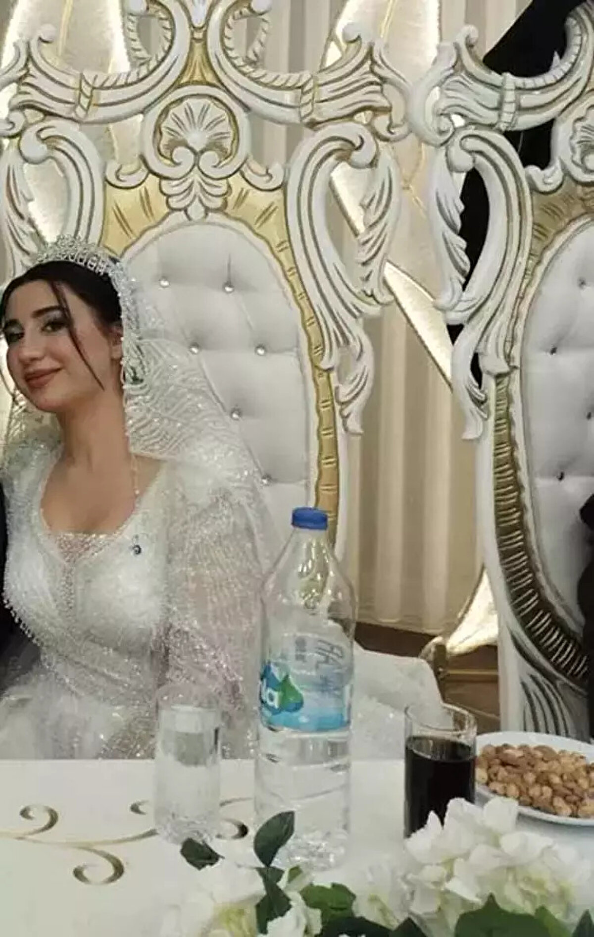 "Benim ve annemin can güvenliği yok"<br><br>İlayda'nın kız kardeşi M.A. ise şöyle konuştu: "Adli Tıp Kurumu'na giderken babamın ailesi beni darbetti. Acımız yeniydi. Ben ablamın cenazesini bile göremedim. Babamın ailesi hakkında da soruşturma açılsın. Babama soruşturma açılsın. Sesimizi duyun, o caniye müebbet verilsin. Şu an benim ve annemin can güvenliği yok. Adam, ablamı öldürmeden sürekli, 'anneni ve kız kardeşlerini öldürürüz' diye tehdit ediyordu. Şu an katil etrafta geziyor. Biz evimize gidemiyoruz. Bizi evimizden ettiler. Zaten bir daha Diyarbakır'a gidemeyeceğiz."