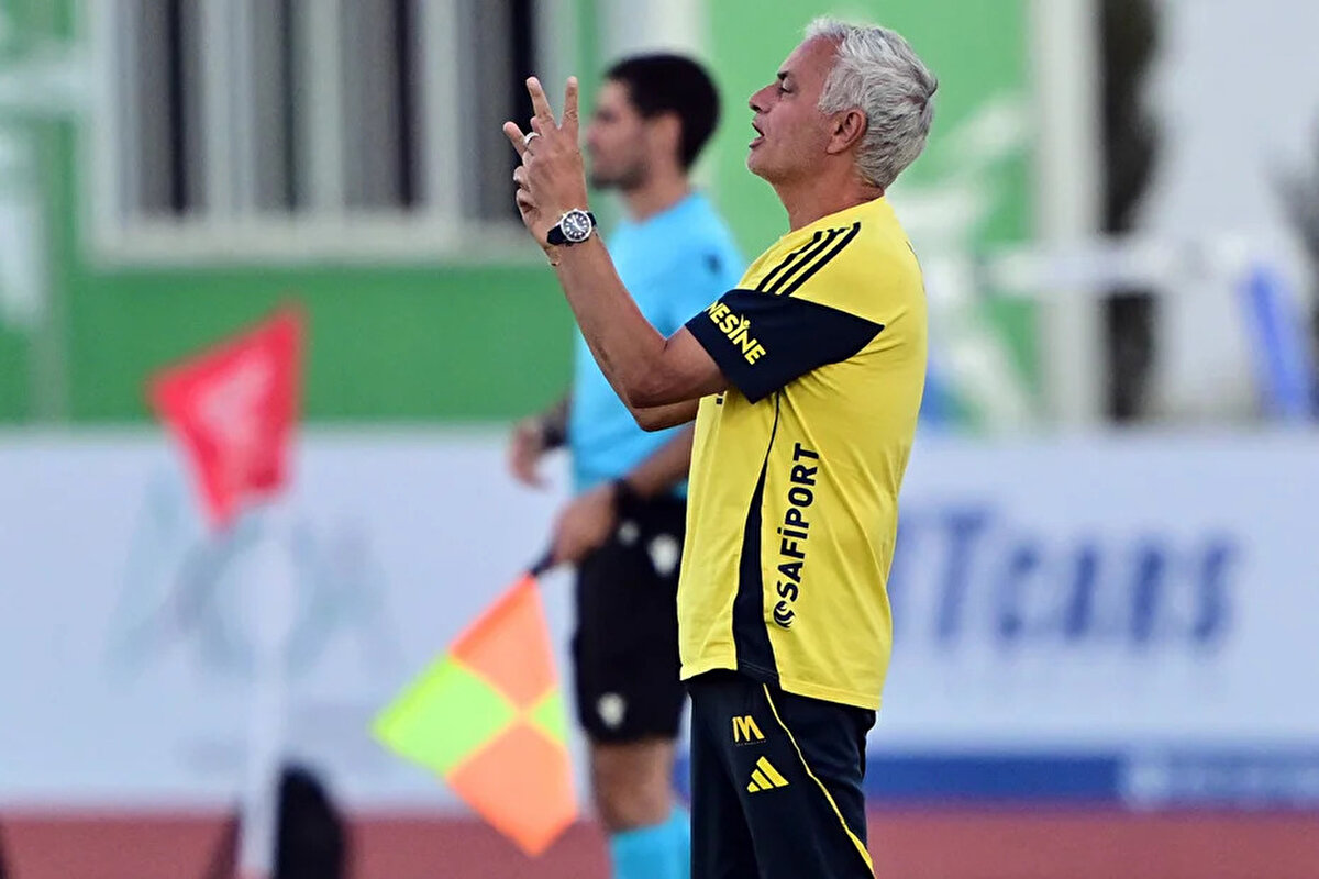 Mourinho bir gün Portekiz'e döneceğini de vurgulayarak "Bu benim istediğim bir şey, ailemin istediği bir şey. İster kulüp ister ülke için olsun, geri dönmek istiyorum. Doğru zamanda, fırsat doğduğunda olacak." diyerek sözlerini tamamladı.<br><br>