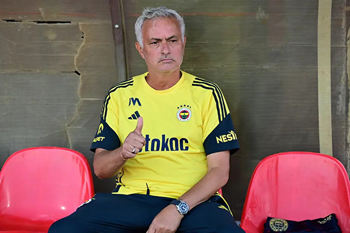 Benfica'daki başkanlık seçimlerine dair gelen bir soru üzerine Fenerbahçe'de de benzer bir durumun olduğunu vurgulayan tecrübeli hoca, "Fenerbahçe'de Benfica'dan önce seçim olacak. Fenerbahçe eylül ayında, Benfica ise ekim ayında seçim dönemine giriyor. Bunlar her zaman karmaşık anlardır, teknik direktör ve oyuncular olarak ne kadar istemesek de doğal olarak seçim sürecinden tamamen kaçamıyoruz" yanıtını verdi.<br><br>