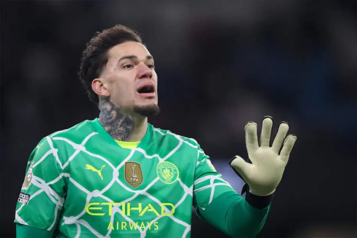Ederson kaç paraya ikna edildi?<br><br>Aynı haberde Galatasaray'ın yıllık 7.5 milyon euro ve 3 senelik kontrat üzerinden Ederson'la anlaştığı kaydedildi.