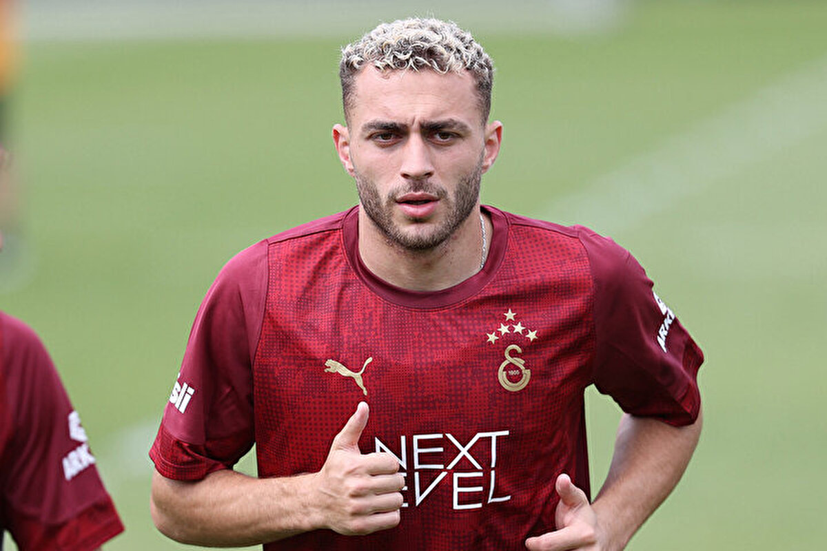 Barış Alper, santrfor olarak görev verildiği A Milli Takım performansıyla ilgili eleştirilere değinerek, "Eleştiriler olacaktır. Objektif eleştirilere bakıyorum, dikkate de alıyorum. Profesyonel futbolcular olarak göz önündeyiz. Gönül ister ki hata yapmayalım, onları hep mutlu ederim ama bu futbol. Hocam bana nerede görev verirse orada oynarım. Elimden gelenin en iyisini yapmaya çalışıyorum" açıklamasında bulundu.<br><br>