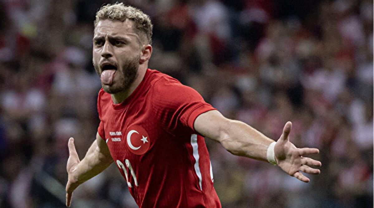 Trendyol Süper Lig'de üst üste 3 sezon şampiyonluğa ulaştıkları için mutlu olduğunu aktaran sarı-kırmızılı futbolcu, "Üç senedir şampiyon oluyoruz. 25 yaşımda 5 tane kupam var. Herkese nasip olacak bir şey değil. Bunun için mutluyum. Güzel bir sezon geçirdik. Bu sezon daha çok çalışıp yine hedeflerimize ulaşmak istiyoruz" ifadelerini kullandı.<br><br>