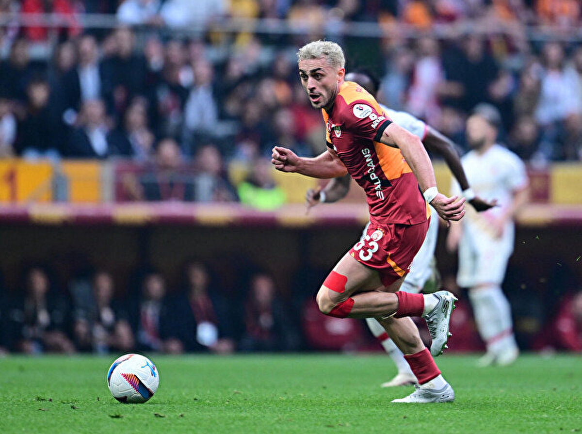 "Yapamam korkusunu hiç yaşamadım"<br><br><br><br>Galatasaraylı futbolcu Barış Alper Yılmaz, futbol hayatında yapamama korkusunu hiç yaşamadığını söyledi.<br><br><br><br>Mental açıdan güçlü olmak için çok çalıştığını aktaran Barış Alper, "Zaman zaman farklı pozisyonlarda oynadım. Milli takımda forvet oynarken dönüşte Galatasaray'da sağ bek oynadım. Hiçbir zaman çekinmedim. Yapamam korkusunu hiç yaşamadım. Her zaman kendime iyi şeyler söylüyorum. Hep, 'Ben bunu yaparım. Korkmuyorum.' diyorum. Her zaman çabalarım. Saha içinde kendimle konuşuyorum. Kendimi en iyi ben anlayabilirim. Yapmam gerekeni yapamadığımda bazen çok takılıyordum. Artık takılmamayı öğrendim. Kendi kendime boşuna negatif enerji veriyorum. Bunu daha da azaltacağım" diye konuştu.<br><br><br><br>Barış Alper, "Genç veya tecrübeli" demeden her futbolcudan bir şeyler öğrendiğini dile getirerek, "Galatasaray'a çok büyük oyuncular geldi. Karakterleri de çok iyiydi. Her futbolcudan bir şeyler öğrenmeye çalışıyorum. Bazen antrenmanda altyapıdan çıkmış genç oyunculardan bile bir şeyler öğreniyorum. Bana göre öğrenmenin yaşı yok. Bazen Efe'den veya Ada'dan bir şeyler öğreniyorum" ifadelerini kullandı.