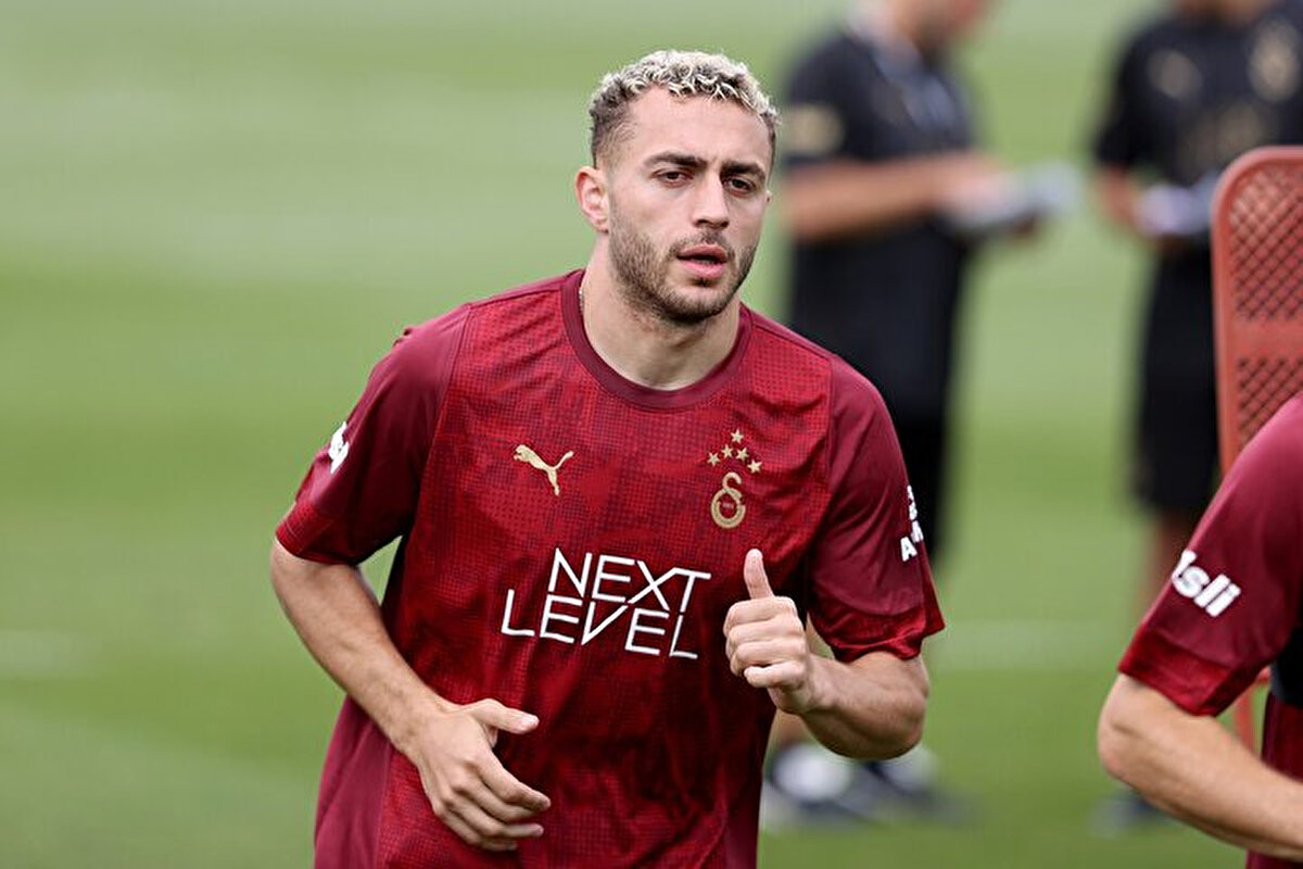 "Geçen sezon istatistiklerim beklentilerimin altında kaldı"<br><br><br><br>Barış Alper, gol ve asist sayısı bakımından bireysel hedeflerini yakalayamadığını dile getirdi.<br><br><br><br>Her sezon öncesinde kendi adına hedef belirlediğini aktaran 25 yaşındaki futbolcu, "Her sene farklı hedefleri yakalamaya çalışıyorum. Geçen sezon istatistiklerim beklentilerimin altında kaldı. Her zaman kendime yüksek hedefler belirliyorum. Bu sezon hedeflerim daha farklı. Geçen sezonki asist ve gol sayımın üstüne çıkmayı istiyorum. İnşallah bunu başarırım. Elimden gelenin en iyisini yaparak taraftarımızı mutlu edeceğim" şeklinde görüş belirtti.