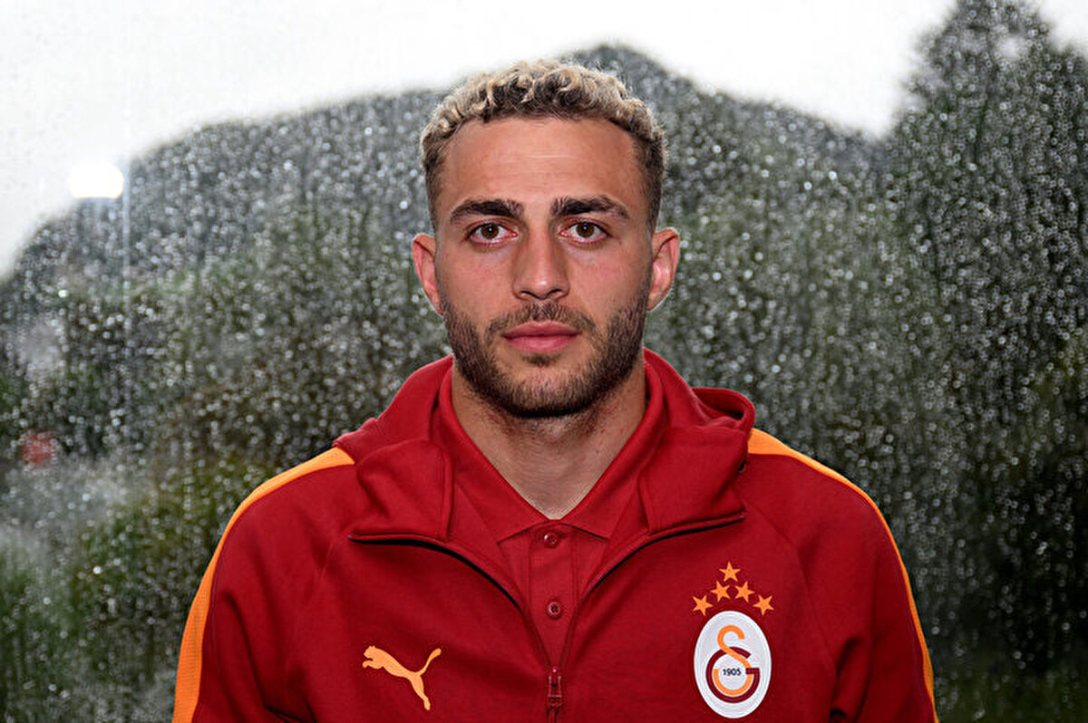 "Ben aileci biriyim"<br><br><br><br>Barış Alper Yılmaz, futbol dışındaki zamanlarının çoğunu ailesiyle geçirdiğini söyledi.<br><br><br><br>Yeşil saha ile özel yaşamı ayırdığını aktaran yıldız futbolcu, "Antrenmanlarımı yapıyorum. Genelde evimde ailemle vakit geçiriyorum. Zaman zaman da dışarı çıkıyorum. Benim için her şeyin yeri ayrı. İşimle diğer şeyleri ayırmak gerekiyor. Sahaya çıktığımda hep yüzde 100'ümü veriyorum. Elimden gelen mücadeleyi yapıyorum. İşimle ilgili vicdanımın rahat olması gerek. Ardından dinlenmemi yaparım. Sonrasında fırsatım varsa ailemle vakit geçiririm, arkadaşlarımla planlar yaparım. Zaten ben aileci biriyim. Daha çok ailemle vakit geçiriyorum." diye konuştu.<br><br>Babası Yüksel Yılmaz hakkında konuşan sarı-kırmızılı futbolcu, "Babam farklı bir insan. Çok özel bir insan. Herkesin ailesi kendine göre özeldir ama babam farklı. Her zaman babam gibi bir baba olmayı nasip etmesi için Allah'a dua ederim" ifadelerini kullandı.<br><br><br><br>Barış Alper Yılmaz, sözlerini Galatasaray taraftarına, "Bizi desteklemelerini istiyorum. Onlarla farklı bir iletişimimiz var. Onları çok seviyorum. Onların da beni sevdiğini biliyorum. İyi de oynasam kötü de oynasam her zaman arkamda durdular. İnşallah istediğimiz hedefe ulaşacağız" mesajını vererek bitirdi.