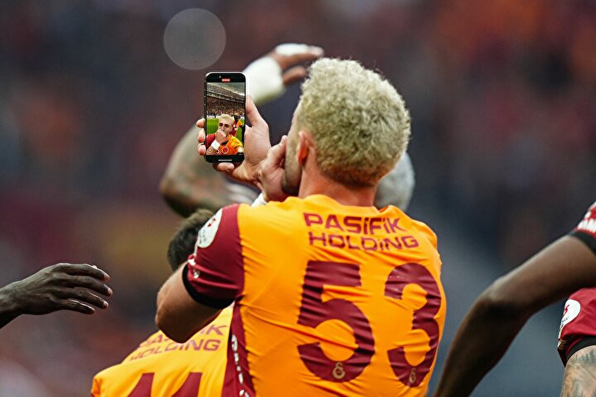 Milli futbolcu, Avrupa'nın 5 büyük ligi arasındaki tercihinin ise "Premier Lig ve İtalya Ligi'ni çok beğeniyorum. Diğer ligleri de beğeniyorum ama ilk tercihlerim İngiltere ve İtalya olur" diye anlattı.<br><br>