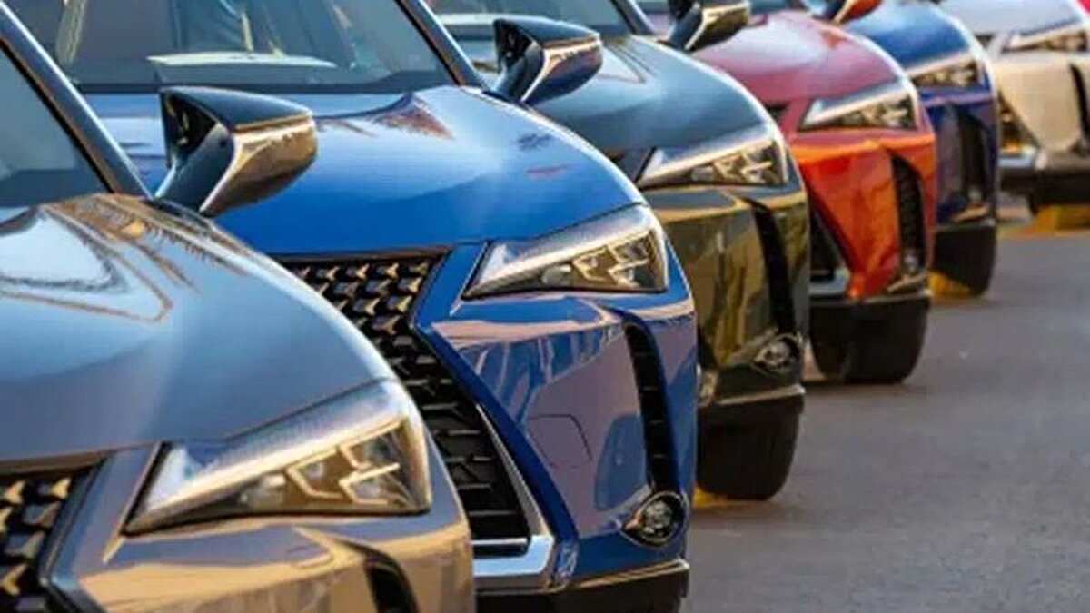 Otomobil piyasasında yeni dönem başladı<br><br>Yeni ÖTV düzenlemesi, özellikle pick-up segmentinde etkili olurken, genel olarak otomobil piyasasında yeni bir dönemi başlattı. Fiyat değişimleri önümüzdeki günlerde araç bayilerine ve online satış platformlarına yansımaya başlayacak. Otomobil almayı düşünenlerin güncel fiyatları yakından takip etmesi önem arz ediyor.