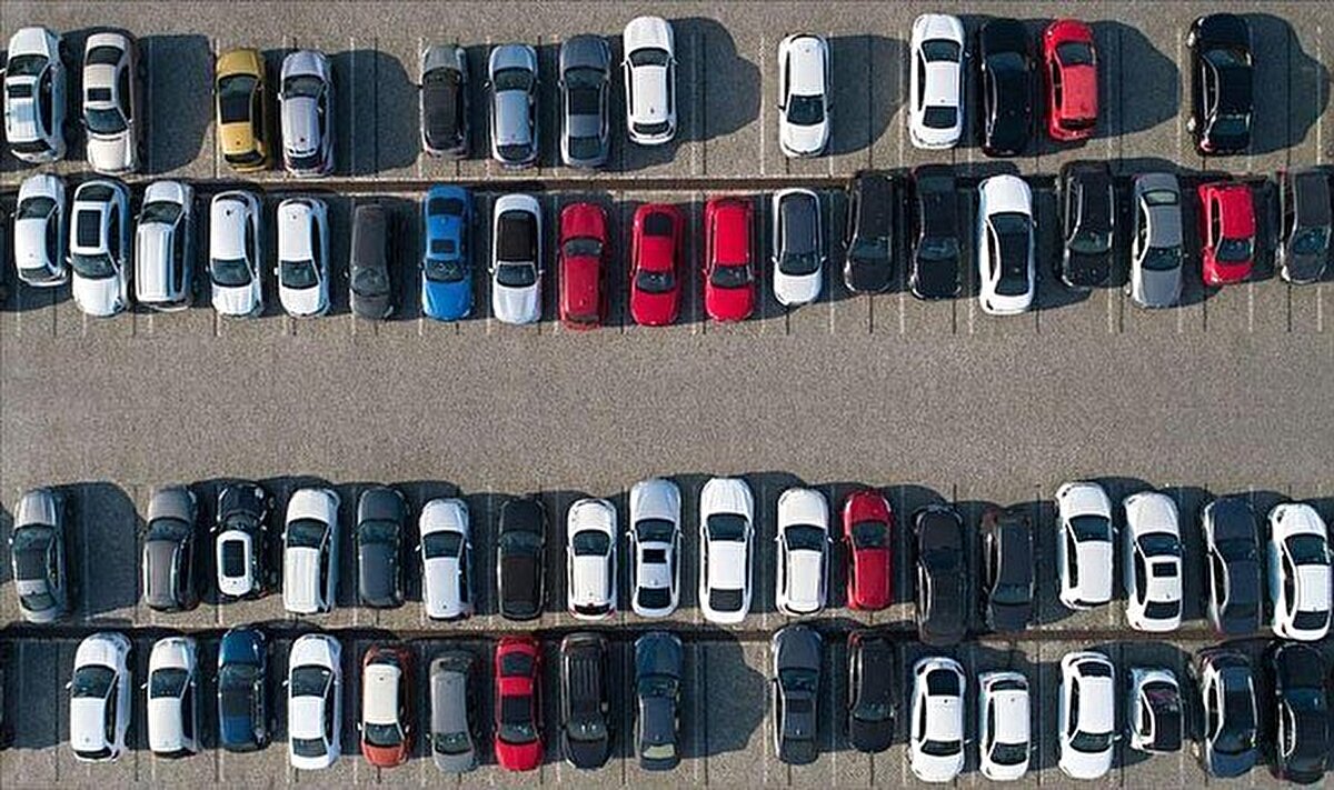 Türkiye Büyük Millet Meclisi'nden (TBMM) geçen yeni kanun teklifiyle birlikte Özel Tüketim Vergisi (ÖTV) oranlarında önemli değişiklikler yapıldı. Bu düzenleme, özellikle otomotiv sektörünü yakından ilgilendiriyor ve araç fiyatlarına doğrudan yansıyacak.<br><br>Pick-Up Araçlarda Rekor Artış: Yüzde 4'ten Yüzde 50'ye!<br>Yeni ÖTV artışından en çok etkilenen araç grubu, 4x4 çekiş sistemine sahip pick-up modelleri oldu. Daha önce yalnızca yüzde 4 ÖTV uygulanan bu araçlara artık yüzde 50 ÖTV uygulanacak. Bu devasa artış, pick-up segmentindeki araç fiyatlarında ciddi yükselişlere neden olacak.