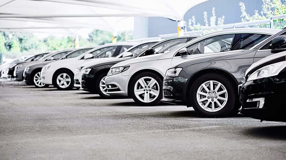 Bu düzenleme, hali hazırda fiyat artışları nedeniyle zaten yüzde 80 ÖTV diliminde yer alan birçok aracın durumunu yasal hale getirmiş oldu. Bu nedenle, benzinli ve dizel motorlu binek araçlarda büyük bir fiyat değişikliği beklenmiyor. Yeni düzenleme, sadece alt dilimleri kaldırarak güncel tabloyu yasal hale getirmiş oldu.