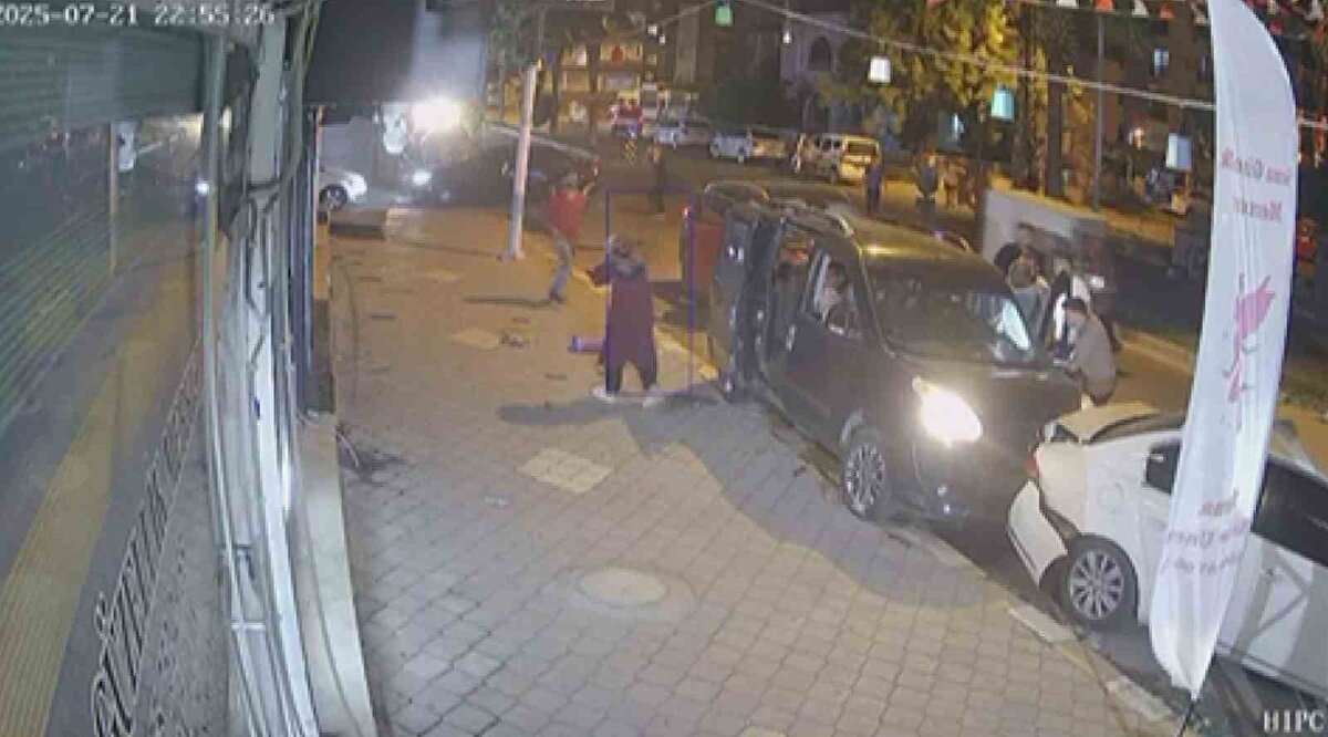 Kaza, Reyhanlı ilçesi Yeni Mahalle’de yaşandı. Seyir halindeki otomobil, sürücüsünün kontrolünü kaybetmesiyle park halindeki 3 araca çarptı.