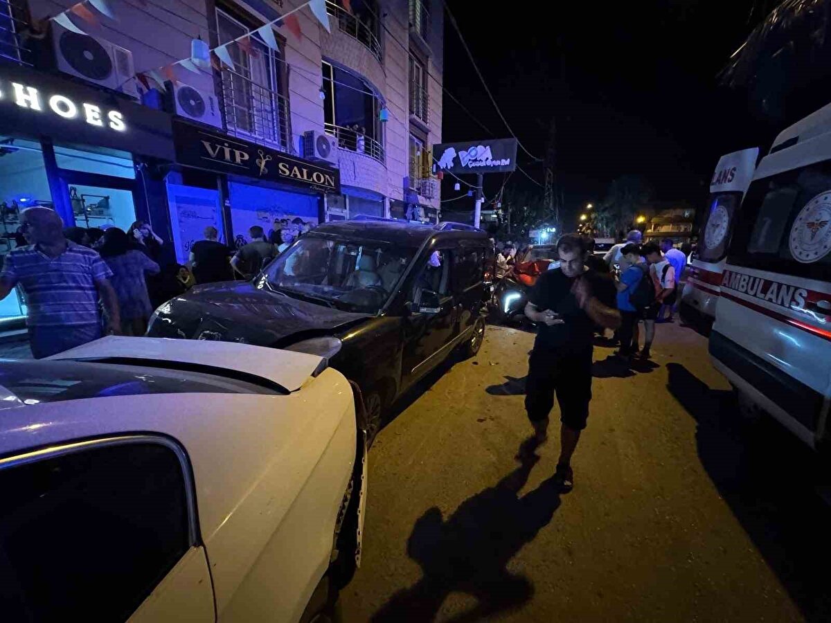 Görüntülerde; sürücüsünün kontrolünü kaybettiği otomobilin, park halindeki 3 araca çarpıp durabildiği ve kaza sırasında aracına binmek isteyen vatandaşın ölümden kurtulduğu anlar kaydedildi.