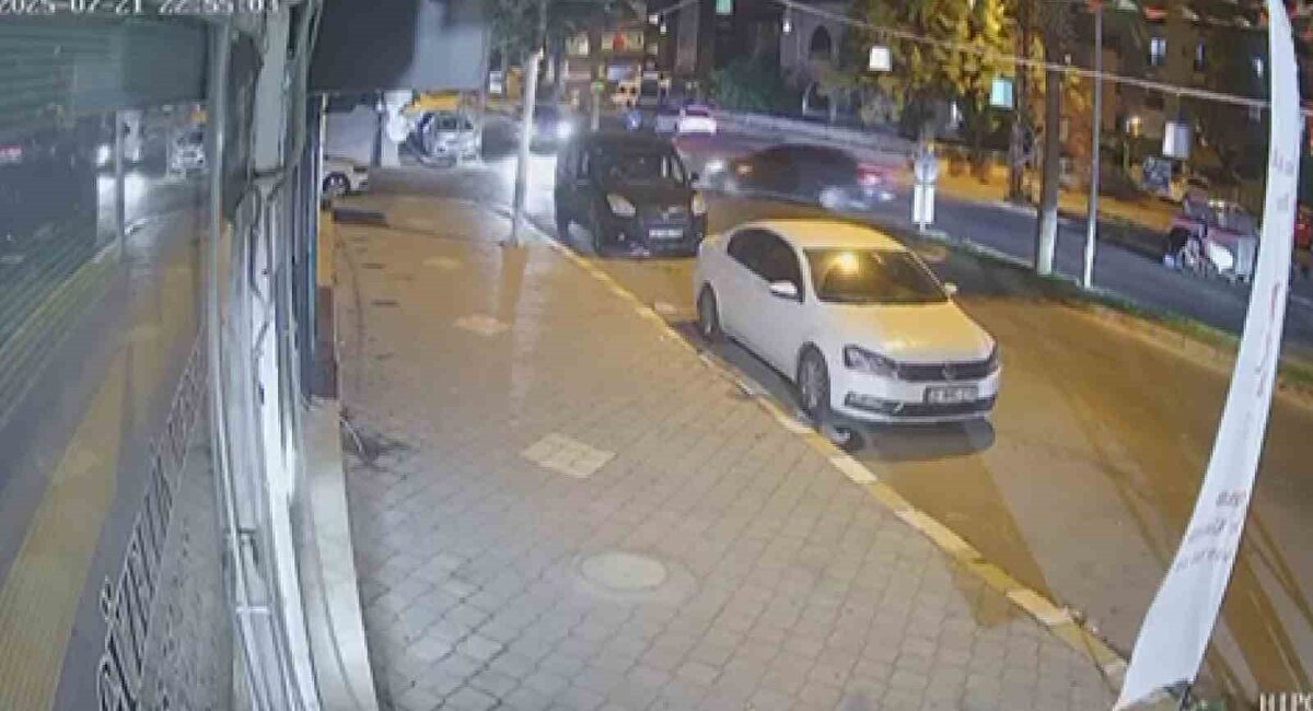 Kazada 4 kişi yaralanırken kaza esnasında aracına binmek isteyen bir şahsın ölümden döndüğü anlar anbean güvenlik kamerasına yansıdı.