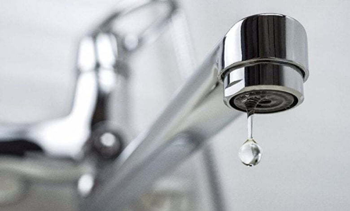 22 Temmuz 2025 Salı günü sabah saatlerinde başlayacak olan su kesintisi, İzmir’in 17 mahallesini etkileyecek. İZSU, Üçyol Metro İstasyonu bağlantı çalışmaları nedeniyle vatandaşların 24 saatlik kesintiye karşı tedbirli olması gerektiğini duyurdu.<br><br>İzmir Su ve Kanalizasyon İdaresi Genel Müdürlüğü (İZSU), kentte yaşayan binlerce kişiyi ilgilendiren önemli bir duyuru yaptı. 22 Temmuz Salı günü saat 09.00 itibarıyla başlayacak çalışma nedeniyle İzmir'in bazı mahallelerinde su kesintisi uygulanacak. Kesintinin tam 24 saat süreceği ve 17 mahalleyi kapsayacağı bildirildi. Yetkililer, vatandaşların mağduriyet yaşamamaları için önlem almalarını istedi.