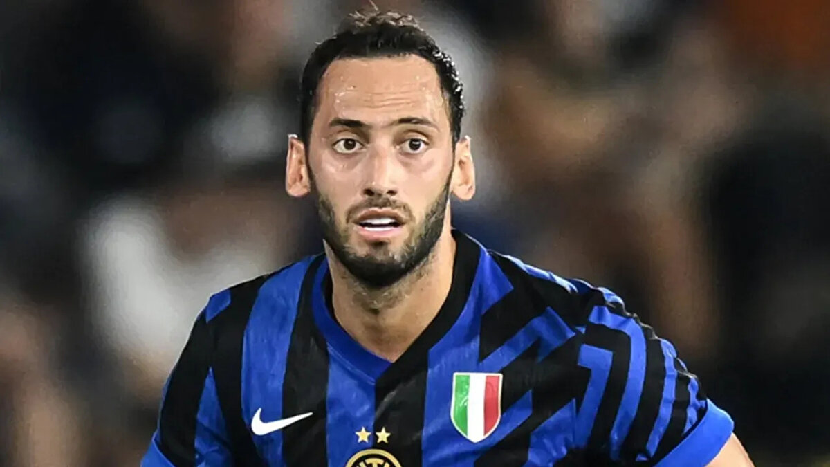 Galatasaray'dan beklediği ilgiyi görmeyen Hakan Çalhanoğlu, Fenerbahçe'ye yeşil ışık yaktı.<br><br>