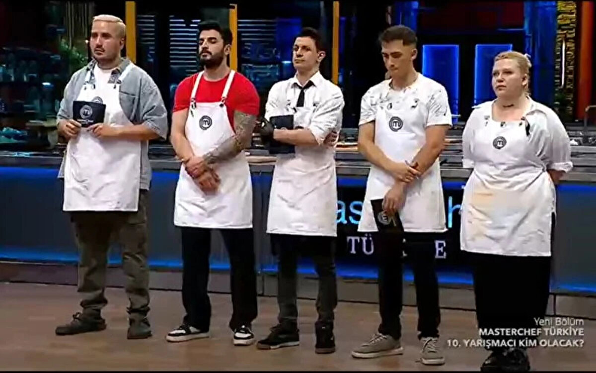 MasterChef Türkiye 2025’te ana kadroya giren 10. yarışmacı belli oldu! TV8 ekranlarında yayınlanan ve izleyicilerin büyük bir heyecanla takip ettiği MasterChef’te yarışmacılar arasındaki rekabet tüm hızıyla sürüyor. Daha önce belirlenen dokuz ana kadro yarışmacısının ardından, 21 Temmuz Pazartesi akşamı ekrana gelen bölümde 10. ismin belirlenmesi için kıyasıya bir mücadele yaşandı. Şefler, yarışmacılardan ilk etapta altı ezmeli kebap, ikinci etapta ise biber ana ürünüyle yaratıcı bir tabak hazırlamalarını istedi. Zorlu değerlendirme süreci sonunda MasterChef Türkiye 2025 ana kadrosuna katılmayı başaran 10. isim Çağlar oldu. Peki, MasterChef’te ana kadroya kim girdi, yarışmayı kim kazandı? İşte 21 Temmuz MasterChef’te yaşananlar ve kazanan yarışmacı hakkında detaylar…