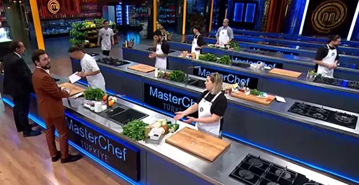 MasterChef Türkiye 2025'in final turu ilk etapta yarışmacılar, şeflerin verdiği 45 dakikalık sürede "altı ezmeli kebap" hazırlamak için mücadele etti.