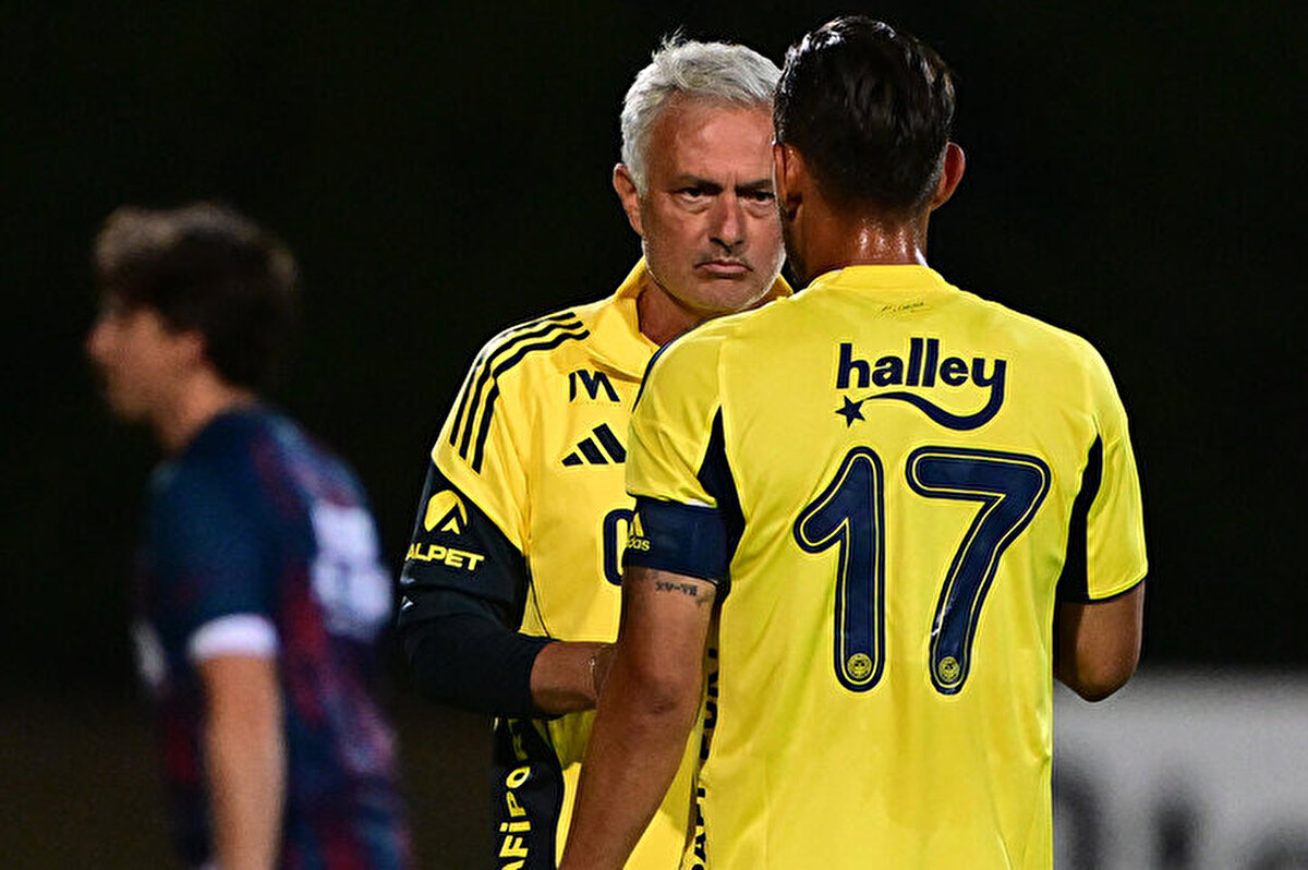 Yeni sezon hazırlıklarına Portekiz’de devam eden Fenerbahçe'de teknik direktör Jose Mourinho, şaşırtan bir açıklama yaptı. <br><br><br>