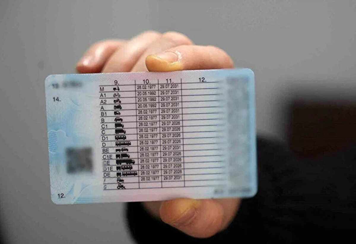 Randevu Oluşturma: İlk adım, Nüfus ve Vatandaşlık İşleri Genel Müdürlüğü'nün resmi web sitesi olan nvi.gov.tr üzerinden veya Alo 199 Çağrı Merkezi'ni arayarak randevu almaktır.<br><br>Gerekli Belgeleri Hazırlama: Randevunuza gitmeden önce, yenileme ücretinin ödendiğine dair belge (15 TL), güncel bir sağlık raporu ve biyometrik fotoğrafınızı hazır bulundurmalısınız.<br><br>Belgelerin Teslim Edilmesi: Randevu saatinde nüfus müdürlüğüne giderek hazırladığınız belgeleri teslim edin.<br><br>Geçici Belge Alımı: Belgelerinizi teslim ettikten sonra, nüfus müdürlüğünden veya e-Devlet üzerinden alabileceğiniz geçici sürücü belgesi ile yeni ehliyetiniz gelene kadar araç kullanmaya devam edebilirsiniz.