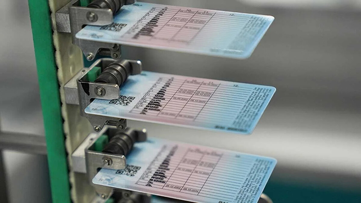 Yenileme ücretleri: 1 Ağustos'a dikkat<br><br>Eski tip ehliyetlerin yenileme ücreti şu an için 15 TL olarak belirlenmiştir. Ancak unutmayın ki, 1 Ağustos itibarıyla B sınıfı ehliyet yenileme ücretinin 7.438 TL'ye yükseleceği belirtilmektedir. Bu nedenle, yenileme işleminizi son tarihe bırakmadan ve zamlanmadan önce tamamlamanızda fayda var.