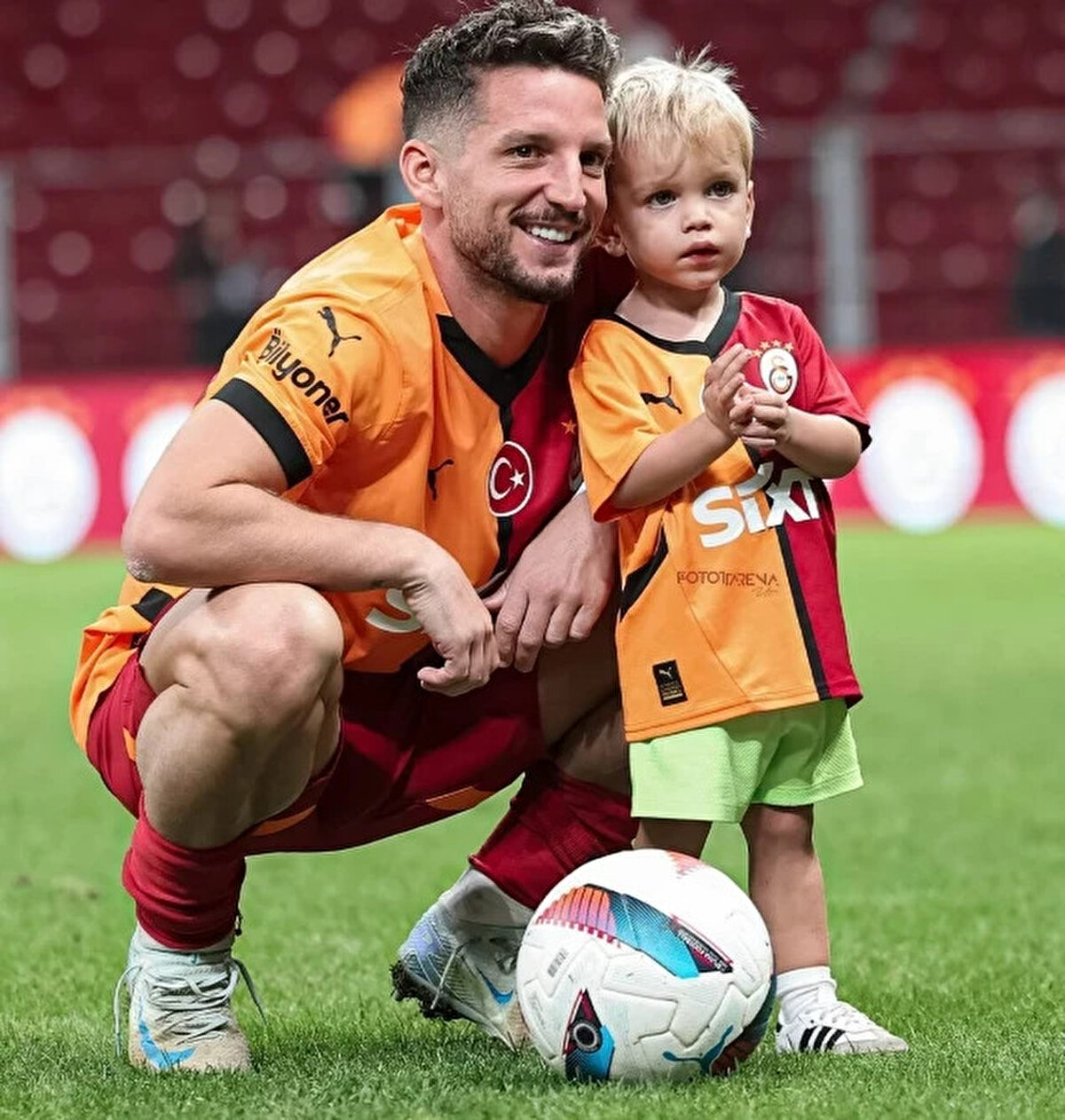 Galatasaray'da 3 sezon forma giyen ve başarılı bir performans serigleyen Dries Mertens, sarı kırmızılı takımdan ayrıldı.<br><br>