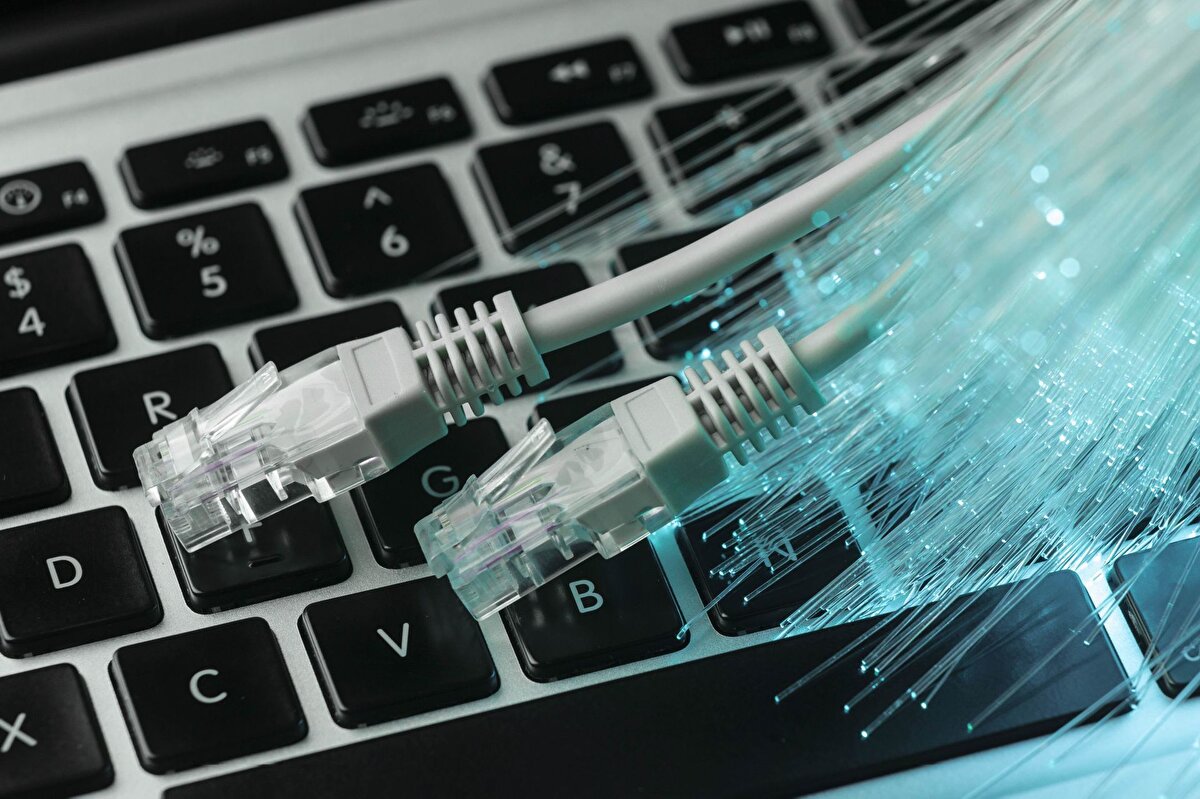 TurkNet internet fiyatı ne kadar oldu?<br><br>Taahhütsüz ve kotasız internet hizmetiyle Türkiye’de geniş bir kullanıcı kitlesine ulaşan TurkNet, 1 Ağustos 2025 itibarıyla abonelik ücretini 699,90 TL olarak güncelleyeceğini açıkladı. Bu değişiklik, önceki 499 TL'lik fiyatla kıyaslandığında yaklaşık yüzde 40’lık bir artış anlamına geliyor.