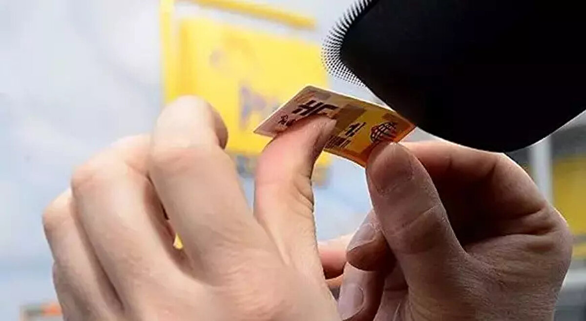 Ziraat Bankası’ndan Ücretsiz HGS<br><br>Emekli maaşını Ziraat Bankası'ndan alanlar için özel bir kampanya başlatıldı. Sosyal Güvenlik Kurumu (SGK) üzerinden ilk kez emekli maaşı almaya hak kazanan vatandaşlar, maaşlarını Ziraat Bankası’na taşıdıkları takdirde ücretsiz HGS etiketi sahibi olacak. Otoyol ve köprü geçişlerinde kullanılan bu etiket, şehirler arası yolculuklarda büyük kolaylık sağlıyor.