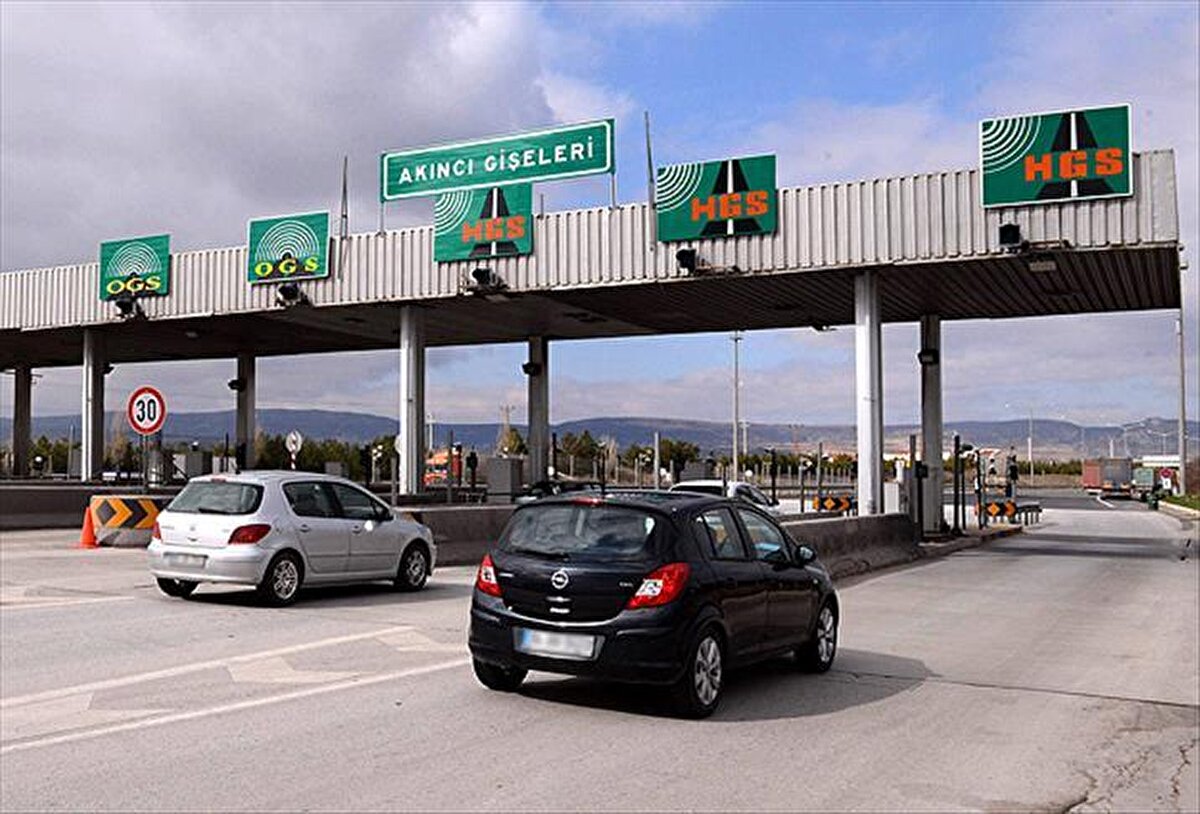 Halkbank’tan İSPARK’ta ücretsiz otopark imkanı<br><br>Halkbank da emeklilere yönelik avantajlı kampanyasını duyurdu. Emekli maaşını Halkbank’tan alanlar, Paraf kartları ile yapacakları tek seferde 500 TL ve üzeri alışveriş karşılığında, İstanbul’daki İSPARK otoparklarında ücretsiz park hizmetinden yararlanabilecek.<br><br>Kampanya kapsamında:<br><br>Yol üstü otoparklarda 2 saat<br><br>Kapalı ve bariyerli otoparklarda ise 4 saat ücretsiz kullanım hakkı sunulacak.<br><br>Bu kampanya, şehir içinde araç kullanan emekliler için hem tasarruf hem de konfor anlamında önemli bir avantaj sağlayacak.