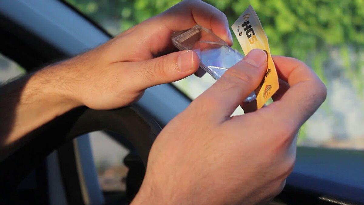 Türkiye genelinde milyonlarca emekliyi ilgilendiren yeni destek paketleri hayata geçiriliyor. Kamu bankaları, emeklilere yönelik sundukları avantajlara bir yenisini daha ekledi. Ziraat Bankası ve Halkbank, emekliler için ücretsiz Hızlı Geçiş Sistemi (HGS) etiketi ve İSPARK otoparklarında ücretsiz kullanım imkânı gibi fırsatlar sunuyor.