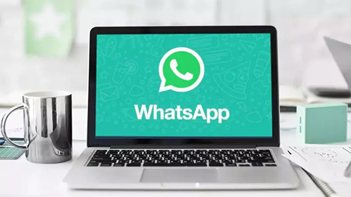 Artık WhatsApp'ın Windows için özel olarak geliştirilen bağımsız arayüzü kullanılmayacak. Bunun yerine, Chromium tabanlı web sürümü masaüstü uygulaması gibi sunulacak. Kısacası, web.whatsapp.com sitesinde sunulan arayüz, Windows 11 uygulamasında da birebir kullanılacak. Meta, bu sessiz kararla ayrı bir uygulama geliştirme sürecinden vazgeçerek, web kodları üzerine kurulu tek bir sisteme geçmeyi tercih ediyor.