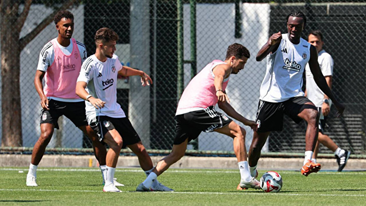 Beşiktaş, Shakhtar Donetsk maçı öncesi son hazırlıklarını tamamladı<br><br>Beşiktaş, UEFA Avrupa Ligi 2. eleme turunda Ukrayna temsilcisi Shakhtar Donetsk ile sahasında oynayacağı ilk karşılaşma öncesinde hazırlıklarını tamamladı. Siyah-beyazlı ekip, karşılaşma öncesi son antrenmanını BJK Ümraniye Nevzat Demir Tesisleri'nde gerçekleştirdi.<br><br>Teknik Direktör Ole Gunnar Solskjaer yönetimindeki idman, ısınma hareketleriyle başladı. Ardından dar alanda 5’e 2 pas ve top kapma çalışmaları yapıldı. Basına kapalı olarak devam eden antrenmanda ise Shakhtar Donetsk karşısında uygulanacak taktiksel düzen üzerinde duruldu.<br><br>Beşiktaş’ta sakatlıkları süren Mustafa Hekimoğlu, Fahri Kerem Ay ve Can Keleş idmanda yer almadı.