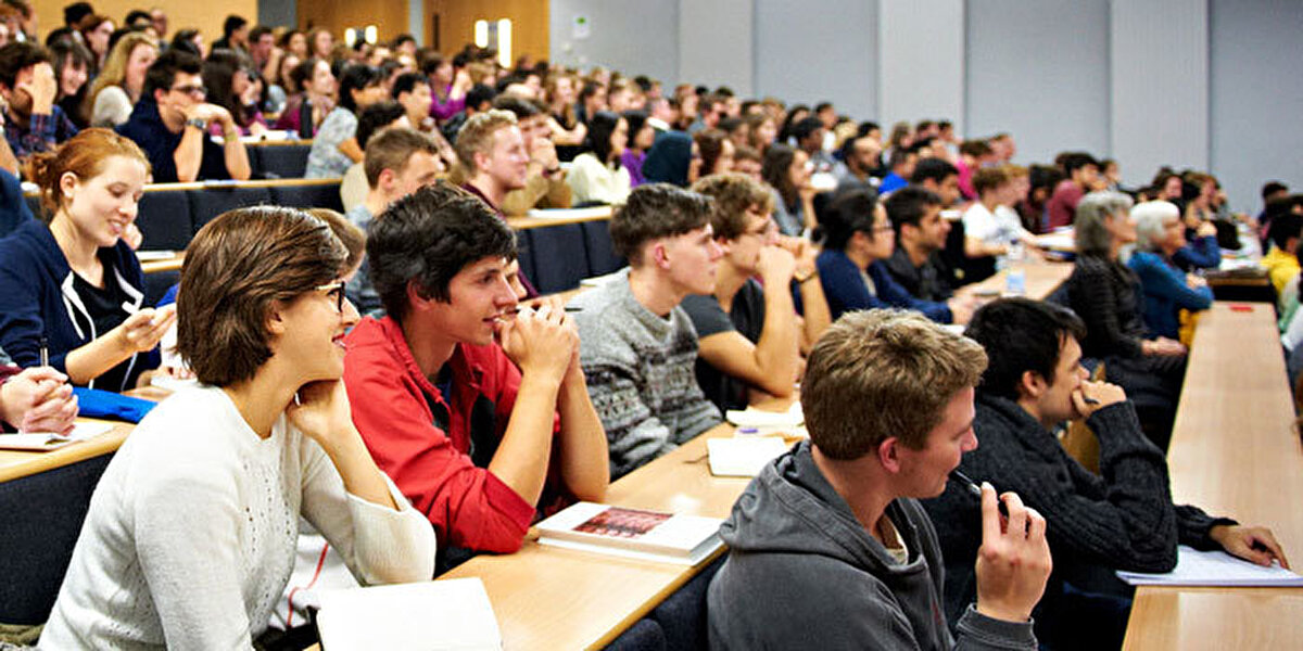 İstihdam oranı en yüksek olan bölümler<br><br>TÜİK verilerine göre lisans seviyesinde en yüksek kayıtlı istihdam oranı tıp bölümüne ait:<br><br>Tıp – %96,4<br><br>Özel Eğitim Öğretmenliği – %95,1<br><br>Elektrik Öğretmenliği – %92,4<br><br>Dil ve Konuşma Terapisi – %91,9<br><br>Elektronik Öğretmenliği – %91,9