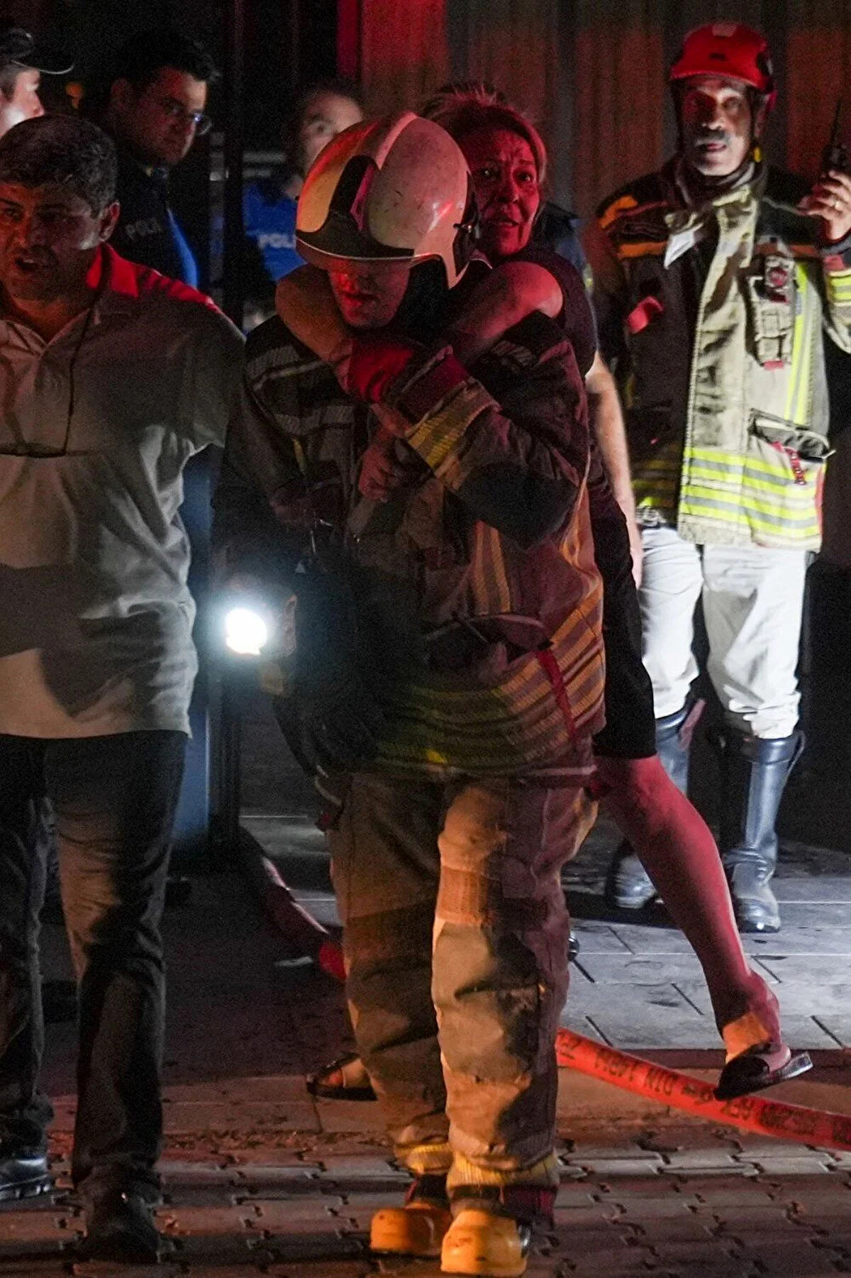 Yangının çıkış noktası tespit edildi<br><br>Raporda yangının çıkış nedenine yer verildi. Binanın şaft boşluğundan geçen elektrik iletim hattının (Busbar: Kablo yerine kullanılan enerji iletim ve dağıtım sistemi) 10'unca kat seviyesinde metal gövdesinin deformasyona uğradığı, bu bölümde meydana gelebilecek aşırı ısınma, gevşek bağlantı gibi sebeplerle meydana gelen şasearkpatlama sonucu yangının başladığı belirtildi.