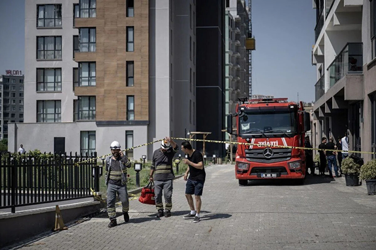 İhmal üstüne ihmal<br><br>İtfaiye ekiplerinin tahliye çalışmaları yürütülürken katlarda bulunan yangın dolaplarındaki hortumları çıkarıp, yangına müdahale etmek istediği, ancak söndürme sisteminde su olmadığı için bunu yapamadığı belirtildi. Bunun üzerine binanın yangın söndürme sistemi üzerinden üst katlara arazözle su verilmeye çalışıldığı, ancak bu kez de sisteminin tahliye borusunun vanasının açık olması ve binanın garaj bölümünde yangın dolabı vanası olmaması nedeniyle verilen suyun bodrum ve garaj bölümüne aktığı anlatıldı.