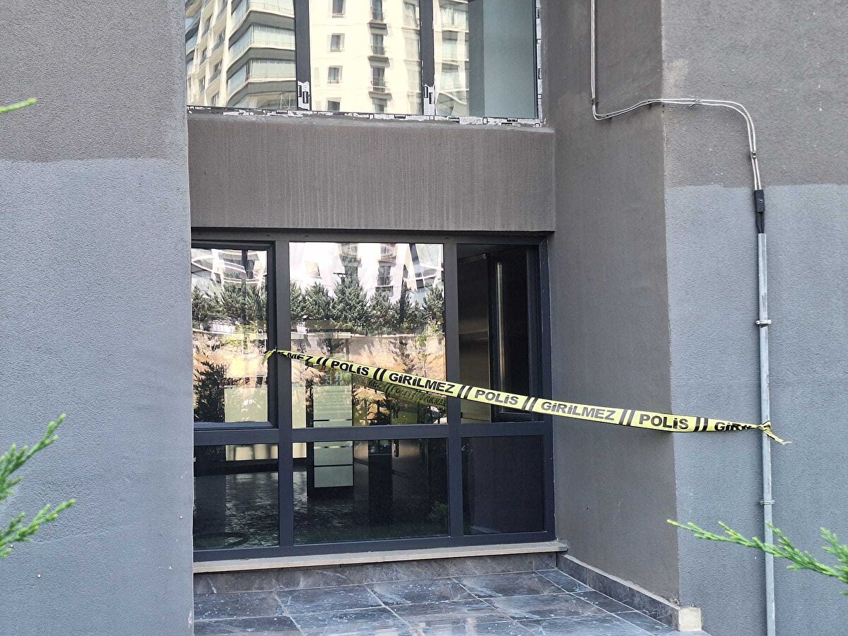 Şaft boşluğunda katlar arasında yangın damperi (durdurucu) olmadığı, boşluktan geçen kabloların halojen free (yanmaz kablo) olmadığı ve aynı tava içerisinden götürülmesi nedenle yangının hızla aşağıya ve yukarıya taşındığı anlatıldı. Şaft boşluğundaki kabloların, konulan muhtelif malzemelerin ve ahşap kapıların yanmasıyla yangının kat koridorlarına taşındığı, yangın panikbar kapılarının, kendiliğinden kapanmasını sağlayan düzeneğin bulunmaması nedeniyle açık kaldığı, bu şekilde yangının ısı ve dumanının kaçış merdivenlerine taşındığı belirtildi.