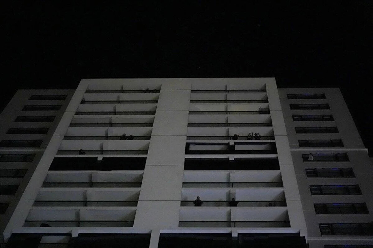 Busbarın yakınlarından geçen elektrik kablo izolelerinin de tutuşarak yanmaya başladığı, ortaya çıkan elektrik tellerinin birbirine teması ile şase yaparak koptuğu, çıkan kıvılcım ve alevlerin şaft boşluğundaki muhtelif yanmaya müsait malzemeler ve şaft boşluklarının ahşap kapılarına sirayet ederek genişlediği, yangının da bu şekilde çıktığı kanaatine varıldığı bildirildi.<br><br>Yangın ile ilgili savcılık soruşturması sürüyor.