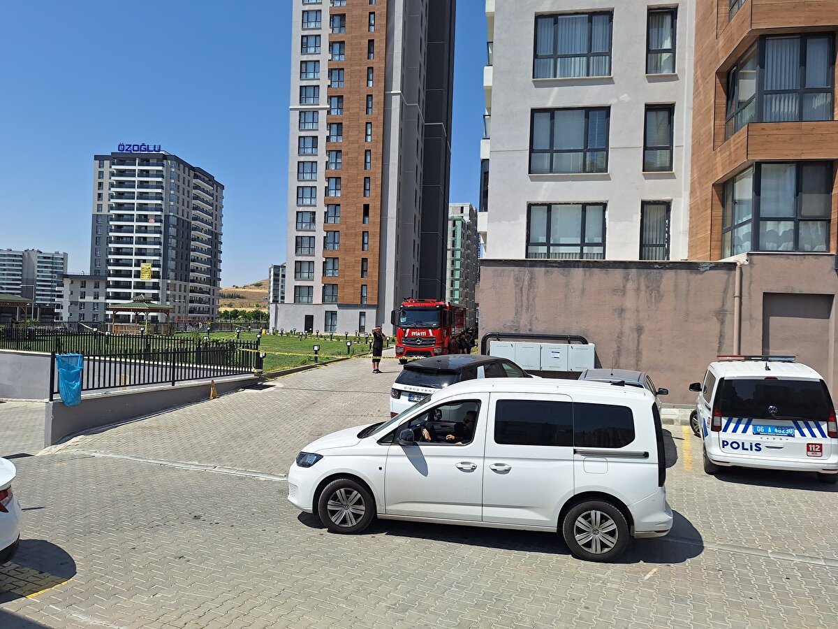 Yangın söndürme sisteminde su yokmuş!<br><br>Raporda, kat koridorlarında yangın dolapları ile spring (yangın söndürmeye yukarıdan müdahale prensibine dayalı püskürtme yöntemi) sisteminin mevcut olduğu, springlerin ısıdan patladığı; ancak yangın söndürme sisteminde su bulunmaması sebebiyle springlerin çalışmadığı ve yangın dolaplarında su işlenemediği belirtildi.