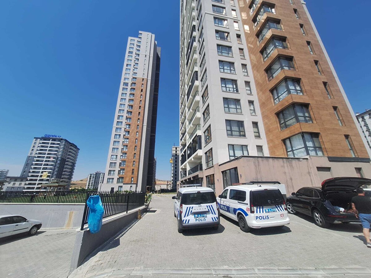 Ahşap kapılar... yanıcı malzeme yığınları... korunmasız kablolar... Yangın resmen geliyorum demiş<br><br>Yangınla ilgili Ankara Büyükşehir Belediyesi İtfaiye Daire Başkanlığı tarafından hazırlanan rapor soruşturma dosyasına girdi. Rapor, 'Hayata Değer' sloganıyla tanıtımı yapılıp, daireleri satılan binadaki eksiklikleri ortaya koydu. Raporda, 26 katlı binanın giriş kısmından çatıya kadar uzanan dikey şaft boşluğunun (elektrik tesisatı aktaran tünel) katlardaki koridora açılan bölümlerinin ahşap kapı ile kapatıldığı belirtildi. Çoğu katlarda şaft boşluğunun bina sakinleri tarafından depo olarak kullanıldığı ve muhtelif eşyaların (bisiklet, skoter, boyalar, parkeler, ahşap ürünler, plastik malzemeler, kağıt, karton vb.) konulması sebebiyle yangın yükünün arttığı belirtildi.