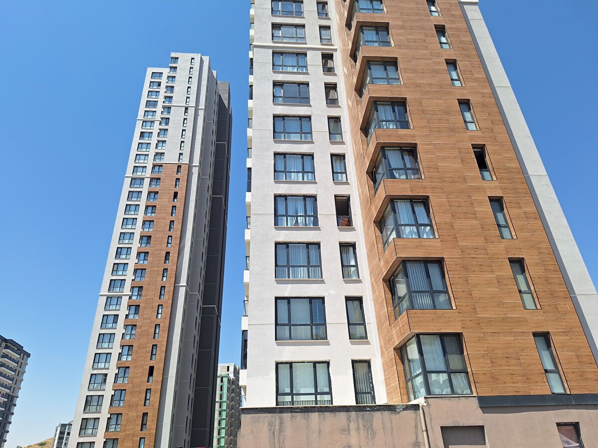 Kaçış yollarının yönlendirme levhaları, kat uyarı levhaları ve aydınlatmaların olmadığı, bodrum katta bulunan su deposunun tahliye vanasının açık olduğu ve içerisinde su bulunmadığı, binanın garaj bölümündeki yangın dolabı vanasının olmadığı, ayrıca acil durum asansörünün çalışmadığı ve yapılan kontrollerde 4 ve 5'inci kat (5'inci kat seviyesine yakın) arasında olduğu, cepheden kurtarma yapacak araçların tabyalanacağı alanın yeterli olmadığı anlatıldı.